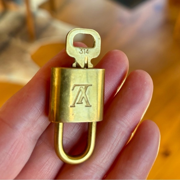 LOUIS VUITTON Authentic Gold Padlock with Key - Picture 6 of 8